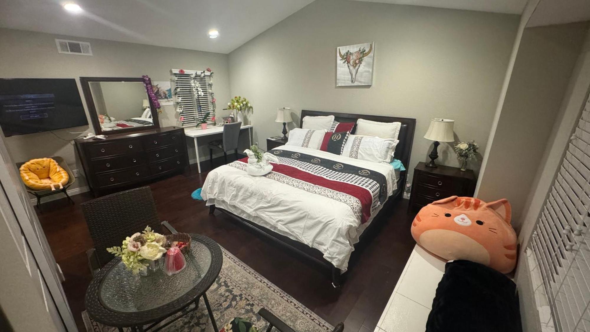 King Bed Big Room チノヒルズ エクステリア 写真