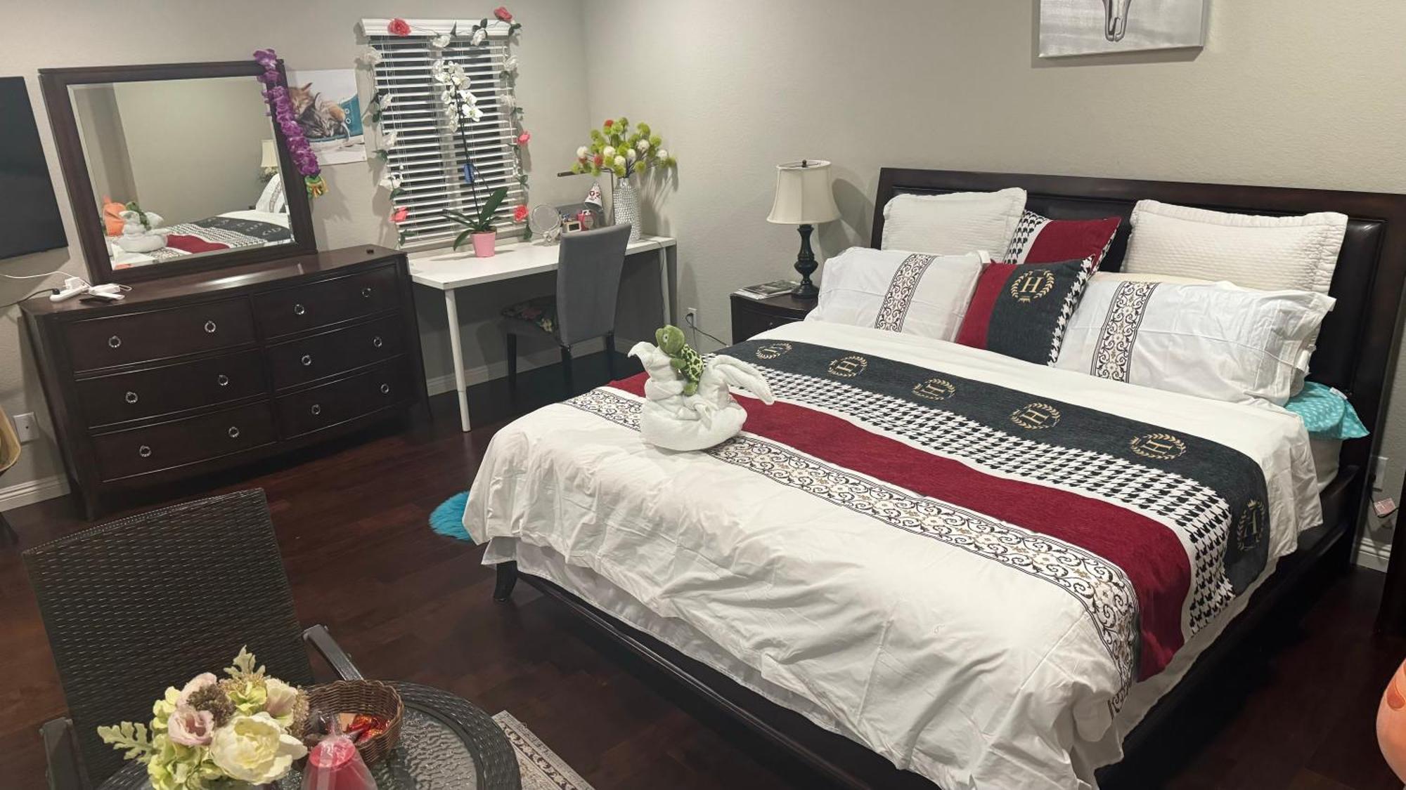King Bed Big Room チノヒルズ エクステリア 写真